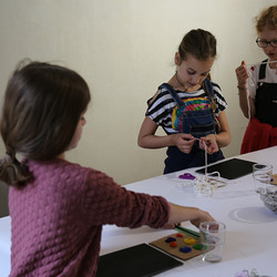 Paradieswerkstatt Malworkshop in der Ausstellung 'Innergärten und Trotzdemblüten' von Alois Neuhold Foto: KULTUM/Andrea Hopper