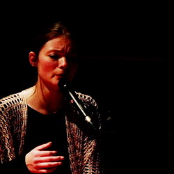 KLANG und KLAGE. Benefizkonzert f?r die UkraineInstitut f?r Slawistik in Kooperation mit KULTUMLAMENTATIONEN: Stimmperformancemit Hilde Kappes und Anna Petzer (Berlin)HERSTORY: Lesung mit Sofia Andruchowytsch (Kyjiw)ZHI ZHI NI NI: Audiovisuel