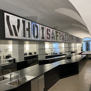 Michael ENDLICHER, Who is afraid of new normal?, 2021, Buchstabenbild aus Leinwänden je 50x40 cm, Sprühlack und Acryl auf Leinwand, KULTUMUSEUM Graz, aus: EINATMEN/AUSATMEN (2021), Ausstellungsansicht: Michael Endlicher: ZEICHEN SPRACHE IRONIE