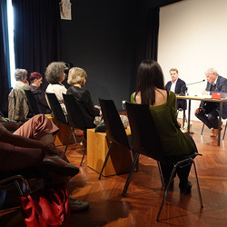 Lesung am 8. Mai 2026 mit Peter Waterhouse aus seinem neuen Werk Z Ypsilon X, mit einleitenden Worten von Johannes Rauchenberger und Edith Draxl. Gespräch und Moderation Paul Jandl.