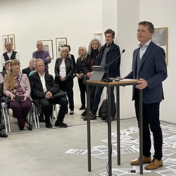 Eröffnung des Spiegelgitterhauses Gleisdorf (Sammlung Wolf) durch Bürgermeister Christoph Stark, Landeshauptmann Christopher Drexler und Diözesanbischof Wilhelm Krautwaschl.Laudatio: Walter Prügger,Einführung in die Ausstellung 'WENDEZEITEN/ZEITENW