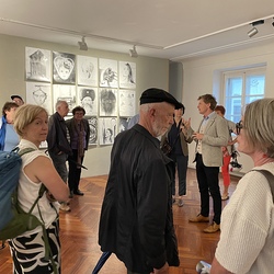 Lange Nacht der Kirchen 2024_'Nie wieder Krieg!'_Zenita Komad_Kuratorenführung. Foto: KULTUM