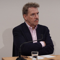 Lesung am 8. Mai 2026 mit Peter Waterhouse aus seinem neuen Werk Z Ypsilon X, mit einleitenden Worten von Johannes Rauchenberger und Edith Draxl. Gespräch und Moderation Paul Jandl.