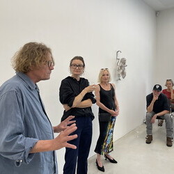 Künstler*innengespräch: Anneliese Schrenk und Michael Kienzer im Gespräch mit Kurator Johannes Rauchenberger in der Ausstellung: 'Was tun Skulpturen ohne Aufsicht?', 8.8.2026, Spiegelgitterhaus Gleisdorf, Hochsommer.art