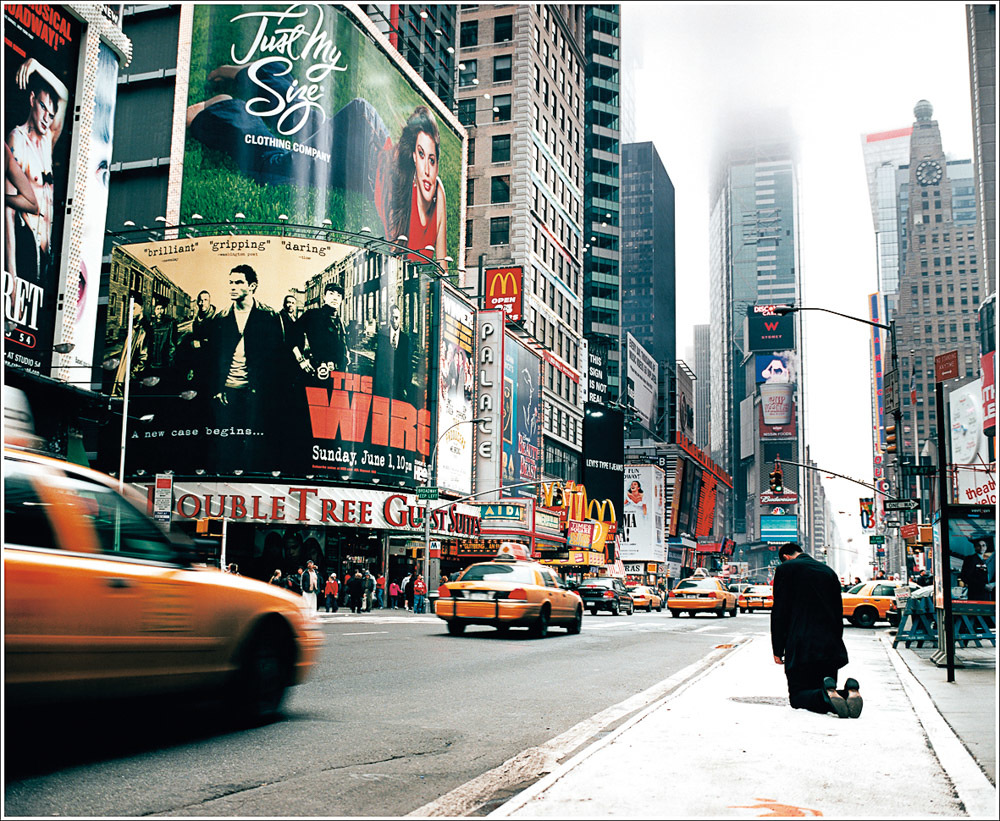 Zlatko Koplar (geb. 1962 in Zenica (YU), lebt in Zagreb (HR)), K9 COMPASSION (Times Square), 2004/2012, Foto: Christian NguyenUltraSecM - Museumsglas 4mm - Belichtung: Kodak Endura gl‰nzend, gerahmt, 115 x 140 cmCourtesy KULTUMdepot Graz, aus: MI