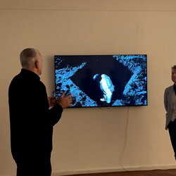 Zlatko Kopljar führte mit Kurator Johannes Rauchenberger durch die Ausstellung 'AUSLÖSCHUNG', 23.11.2024