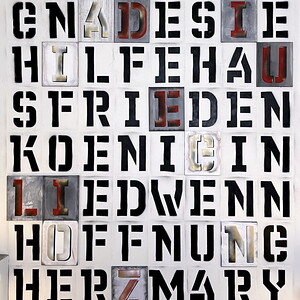 Michael Endlicher, HERZMARY, 2024, Wandinstallation, Sprühlack, 12 Buchstabenbilder (Sprühlack, Acryl auf Leinwand), ca. 370x327 cm, Ausstellungsansicht: Michael Endlicher: ZEICHEN SPRACHE IRONIE, KULTUM Graz, 11. Mai bis 13. Juli 2024