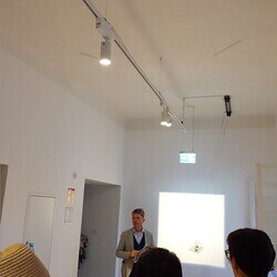 Lange Nacht der Kirchen, 23. Mai 2025: Kurator Johannes Rauchenberger führt durch die Ausstellung 'NUN MEHR – MEAN TIME' von Maaria Wirkkala