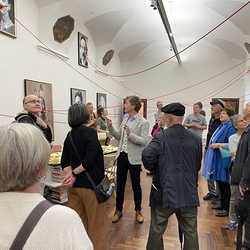 Lange Nacht der Kirchen 2024_'Nie wieder Krieg!'_Zenita Komad_Kuratorenführung. Foto: KULTUM