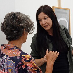                                 Er?ffnung der Sommer-Ausstellung im Spiegelgitterhaus Gleisdorf am 20. Juni 2025:  'round and round she goes  and where she stops nobody knows'Eine Ausstellung ?ber die ZEIT, kuratiert von zweintopf Mit Werken von M