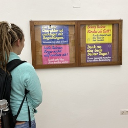 Lange Nacht der Museen, 1. Oktober 2022: DE PROPAGANDA FIDE. ?berraschende Glaubenswerbungen der Katholischen Kirche. (Im Rahmen von 'Kunst der Verführung').  Kuratorenführung mit Johannes Rauchenberger. Foto: KULTUM