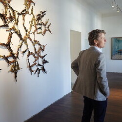                                 Kurator Johannes Rauchenberger mit Adrian Paci in der Ausstellung 'Gott hat kein Museum' am 19.3.2026