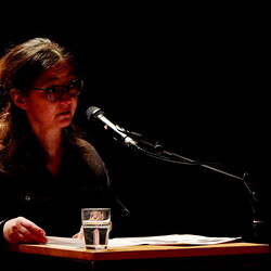 KLANG und KLAGE. Benefizkonzert f?r die UkraineInstitut f?r Slawistik in Kooperation mit KULTUMLAMENTATIONEN: Stimmperformancemit Hilde Kappes und Anna Petzer (Berlin)HERSTORY: Lesung mit Sofia Andruchowytsch (Kyjiw)ZHI ZHI NI NI: Audiovisuel