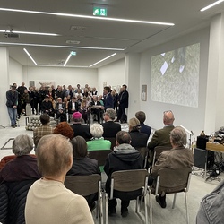 Eröffnung des Spiegelgitterhauses Gleisdorf (Sammlung Wolf) durch Bürgermeister Christoph Stark, Landeshauptmann Christopher Drexler und Diözesanbischof Wilhelm Krautwaschl.Laudatio: Walter Prügger,Einführung in die Ausstellung 'WENDEZEITEN/ZEITENW