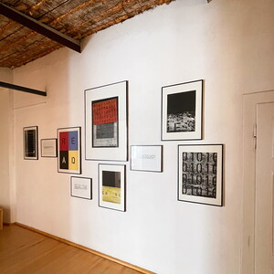 Peter Angerer: „Die Erfindung der Realität“,ab 2017, 19 Unikatgrafiken, Monotypie,Elementendruck, Text, 14 Arbeiten „Die Erfindungder Realität“ 2017 je 59,4cm x 42cm,1 Arbeit „Read/Real“ 2019, 70cm x 50cm, 2Arbeiten „Visible“ 2019, „Real/Unreal“