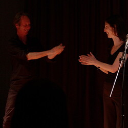 DIE H?HLENK?RPEREin poetisches Konzert mit Laure Gauthier (Text)& Olivier Mellano (Musik)Freitag, 28. April 2023, 19 UhrKULTUM [Im Cubus], Ein Abend in Kooperation mit der Kulturvermittlung Steiermark und der Literaturzeitschriftmanuskripte.Fo