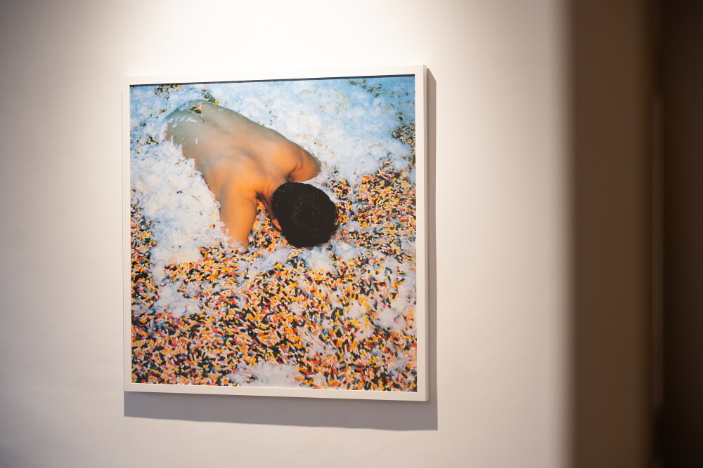 Foto: KULTUM/Adnan Babahmetovic Zlatko Kopljar: K7, 2001Drei-Kanal-Videoinstallation (Video 25‘ 12“), Foto. Kamera: Silvio Jesenković; Fotograf: Mio VesovićTon: Howl by Allen GinsbergAusstellungsansicht: Zlatko Kopljar: AUSLÖSCHUNG | ERASION. KULTUMUSEUM Graz, 27. Sept. 2024 –