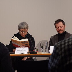 Nachwort der Dichter: Verse vom himmlischen Drucksatz | Poesie lesen von Oleg Jurjew am 26. November 2025 im[Cubus] mit Daniel Jurjew, Olga Marynova, Peter Waterhouse, Kathrin Schmidt und Richard Obermayr. Einf?hrung und Gespr?ch von Andreas Unterweg