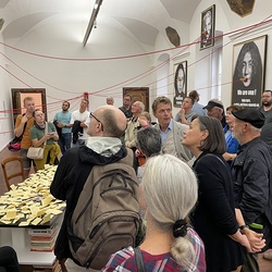 Lange Nacht der Kirchen 2024_'Nie wieder Krieg!'_Zenita Komad_Kuratorenführung. Foto: KULTUM