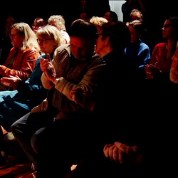 KLANG und KLAGE. Benefizkonzert f?r die UkraineInstitut f?r Slawistik in Kooperation mit KULTUMLAMENTATIONEN: Stimmperformancemit Hilde Kappes und Anna Petzer (Berlin)HERSTORY: Lesung mit Sofia Andruchowytsch (Kyjiw)ZHI ZHI NI NI: Audiovisuel