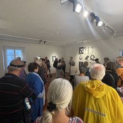 Lange Nacht der Kirchen 2024_'Nie wieder Krieg!'_Zenita Komad_Kuratorenführung. Foto: KULTUM