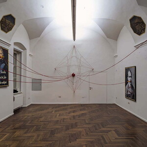 Zenita Komad,Friedensbüro und Friedenstisch, 2024, 20, Portraits, Seile, Gipsabdrücke, Bücher, Holz, Ausstellungsansicht: Zenita Komad: Nie wieder Krieg! KULTUMUSEUM Graz, 3.2.–26.5.2024, Kurator: Johannes Rauchenberger