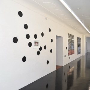 Peter Angerer: „Tilted Homes“, 2022/231 Grafikunikat 30cm x 40cm, Malplatten in Kreisform/Acryl, mehrteilige Grafikblöcke Monoprint,Monotypie, Elementendruck, Text, Zeichnung, Nr.1: 12 tlg insgesamt 180cm x 210cm, Nr. 2: 12 tlginsgesamt 200cm x 