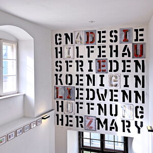 Michael Endlicher, HERZMARY, 2024, Wandinstallation, Sprühlack, 12 Buchstabenbilder (Sprühlack, Acryl auf Leinwand), ca. 370x327 cm, Ausstellungsansicht: Michael Endlicher: ZEICHEN SPRACHE IRONIE, KULTUM Graz, 11. Mai bis 13. Juli 2024