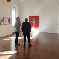                                 Kurator Johannes Rauchenberger mit Adrian Paci in der Ausstellung 'Gott hat kein Museum' am 19.3.2026