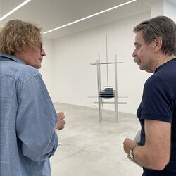 Künstler*innengespräch: Anneliese Schrenk und Michael Kienzer im Gespräch mit Kurator Johannes Rauchenberger in der Ausstellung: 'Was tun Skulpturen ohne Aufsicht?', 8.8.2026, Spiegelgitterhaus Gleisdorf, Hochsommer.art