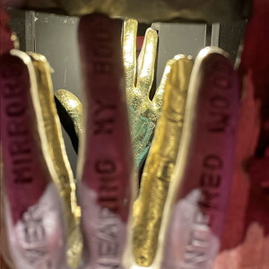 Henry Jesionka: Elégie, 2023, 2,4 m x 0,6 m x 0,6 mStahl, Holz, Aluminium, Messing, Spiegel, LED