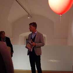 Lange Nacht der Kirchen, 23. Mai 2025: Kurator Johannes Rauchenberger führt durch die Ausstellung 'NUN MEHR – MEAN TIME' von Maaria Wirkkala