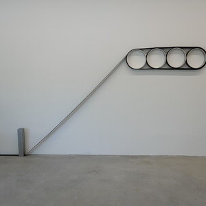  Michael Kienzer: „Formfolge Vol.1“ 2012, Gummi, Aluminium KULTUMUSEUM Graz, Sammlung Wolfaus: Michael Kienzer & Anneliese Schrenk: 'Was tun Skulpturen ohne Aufsicht?', KULTUMUSEUM im Spiegelgitterhaus Gleisdorf, 22. Mai bis 31. August 2026Kurator