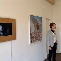 Zlatko Kopljar führte mit Kurator Johannes Rauchenberger durch die Ausstellung 'AUSLÖSCHUNG', 23.11.2024