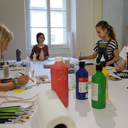 Paradieswerkstatt Malworkshop in der Ausstellung 'Innergärten und Trotzdemblüten' von Alois Neuhold Foto: KULTUM/Andrea Hopper