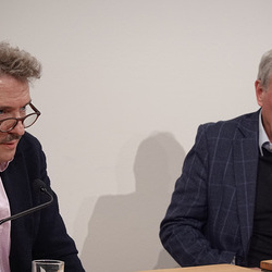 Lesung am 8. Mai 2026 mit Peter Waterhouse aus seinem neuen Werk Z Ypsilon X, mit einleitenden Worten von Johannes Rauchenberger und Edith Draxl. Gespräch und Moderation Paul Jandl.