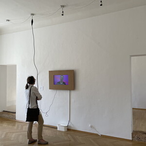 Michael ENDLICHER, Ich möchte Folgendes klarstellen, 2019, Video, Länge: 12 min, Sprache: Deutsch, Ausstellungsansicht: Michael Endlicher: ZEICHEN SPRACHE IRONIE, KULTUM Graz, 11. Mai bis 13. Juli 2024, Kurator: Johannes Rauchenberger