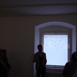 Lange Nacht der Kirchen, 23. Mai 2025: Kurator Johannes Rauchenberger führt durch die Ausstellung 'NUN MEHR – MEAN TIME' von Maaria Wirkkala