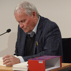 Lesung am 8. Mai 2026 mit Peter Waterhouse aus seinem neuen Werk Z Ypsilon X, mit einleitenden Worten von Johannes Rauchenberger und Edith Draxl. Gespräch und Moderation Paul Jandl.