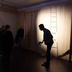 Lange Nacht der Kirchen, 23. Mai 2025: Kurator Johannes Rauchenberger führt durch die Ausstellung 'NUN MEHR – MEAN TIME' von Maaria Wirkkala