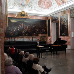 Im Bann (s)einer großen Erzählung: Josef Fink (1941–1999)Eröffnung im Minoritensaal, 28. Februar 2025Mit Johannes Rauchenberger, Elisabeth Koller (Kuratoren)Generalvika Erich Linhardt, Walter Prügger, Leiter des Ressorts 'Bildung, Kunst und Kultu