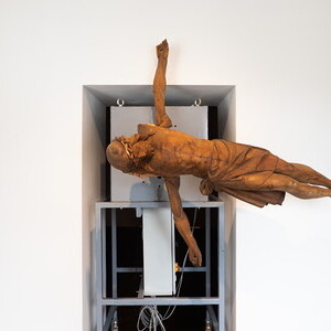 Manfred Erjautz, * 1966 in Graz (AT), lebt in Wien (AT),  Your Own Personal Jesus, 2012–16,  Durch das Funksignal (DCF 77) des Langwellensenders in Mainflingen gesteuerte Turmuhr mit schleichender Sekunde; Christus-Corpus, geschnitzt, mit Bier getönt