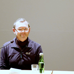 Doppelte Gäste: Thomas Ballhausen und Ferdinand Schmatz – 500 mg Orpheus Forte. | 17. November 2023 | Einführung: Barbara Rauchenberger  | Moderation des Gesprächs: Helwig Brunner. Foto: J. Rauchenberger