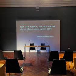 Elke Erbs Gedichtzeile: 'Poet, dein Publikum, das dich erwartet, sitzt vor allem in deiner eigenen Seele' ist das Welcome-Signet der neuen Lyrik-Reihe im KULTUM.Foto: KULTUM/J. Rauchenberger