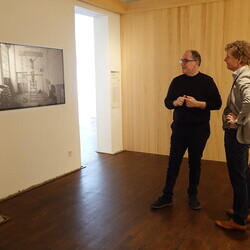                                 Kurator Johannes Rauchenberger mit Adrian Paci in der Ausstellung 'Gott hat kein Museum' am 19.3.2026