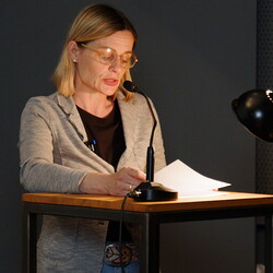 DER DOPPELTE GAST: Petra Ganglbauer und Auguste LaarUNUNTERBROCHEN (SCHWARZ) SEHENMittwoch, 10. Mai 2023, 19 UhrKULTUM [Im Cubus]EINF?HRUNG: Barbara RauchenbergerFoto: J.Rauchenberger/A. Babahmetovic