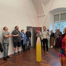 Lange Nacht der Kirchen 2024_'Nie wieder Krieg!'_Zenita Komad_Kuratorenführung. Foto: KULTUM