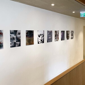 Michael Endlicher, 62er Kopfbleche, 2016/2022, bedrucktes u. geprägtes Aluminiumblech, 40x30 cm, Auflage: 3+1, Ausstellungsansicht: Michael Endlicher: ZEICHEN SPRACHE IRONIE, KULTUM Graz, 11. Mai bis 13. Juli 2024, Kurator: Johannes Rauchenberger