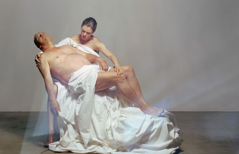 Vater und Tochter, 2011, Analoge Fotografie, Farbdruck auf Dipond, Museum Glas, Rahmen: Eiche natur, Edition 3; 142x113 cm, Courtesy die Künstlerin / Julia Krahn