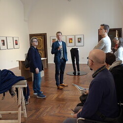 Führung mit Kurator Johannes Rauchenberger und Studierendenvertretungen der Theologiestudierenden aus Wien und Graz durch die Ausstellung 'Gott hat kein Museum' am Samstag, 22.11.2025